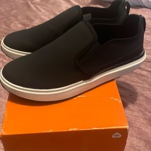 New never worn Rocket Dog plush foam slip one